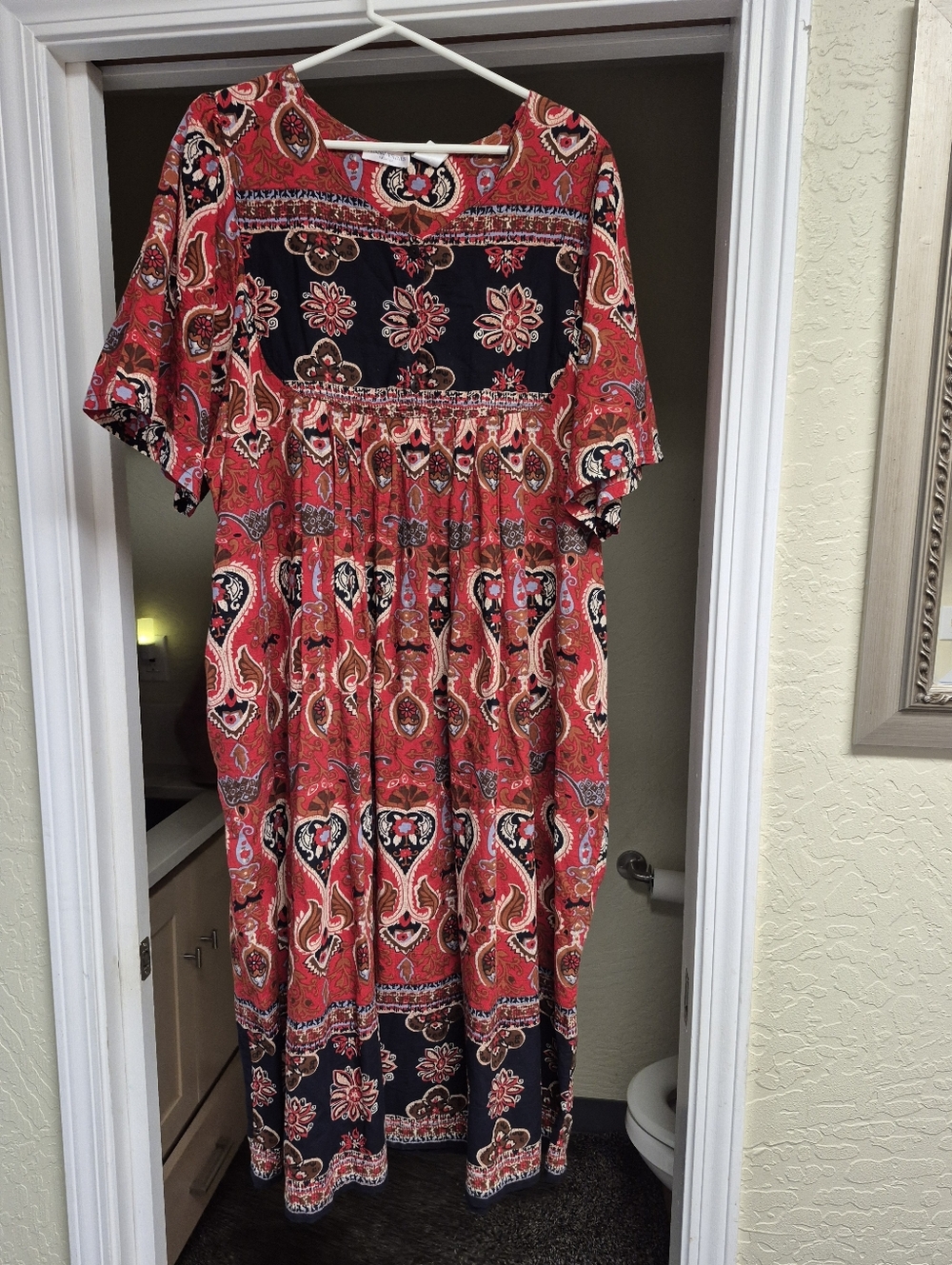 Dress With Beautiful Print. Size 2 XL. Never Worn. Absoluetly Beautiful Print.